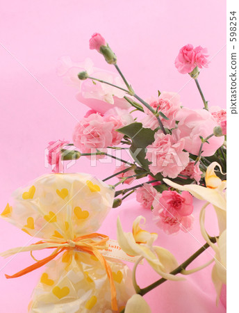 桃紅色康乃馨和郁金香和蘭花花束 598254