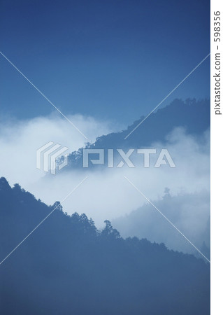 Morning mist mountains 598356