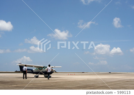 Boarding to Cessna aircraft Boarding to Cessna aircraft 599113