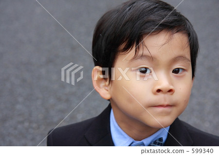穿著西裝的孩子 599340