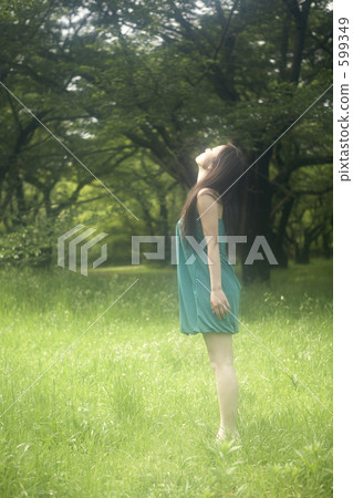 享受新綠色的婦女 599349