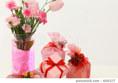 粉紅色的禮物和康乃馨花束 粉紅色的禮物和康乃馨花束 600327