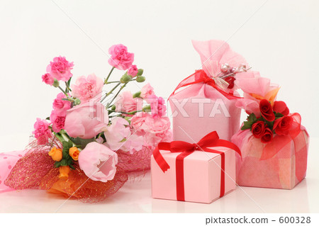粉紅色的禮物和康乃馨花束 600328