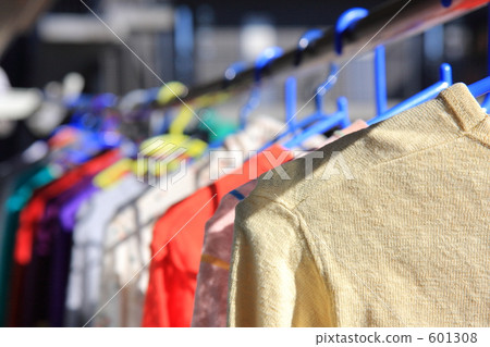 在陽台上曬乾的衣服 601308