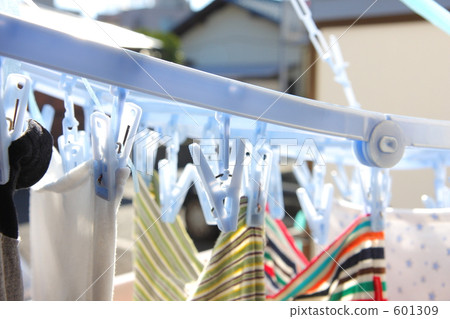 在陽台上曬乾的衣服 601309