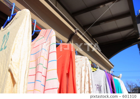 在陽台上曬乾的衣服 601310