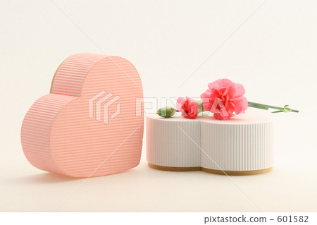 Two hearts boxes and carnation 601582