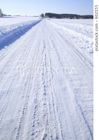 Snow-covered road  602555