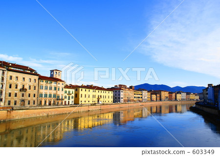 Row of Arno and the streets of Pisa 603349