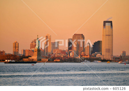 The statue of liberty taking the setting sun The statue of liberty taking the setting sun 605126