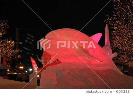 一個冰雕 冰雪節 寬嘴海豚 605338