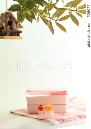 Pink lunch box and cherry camp 606075
