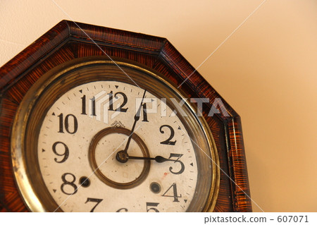 Old clock 02 607071