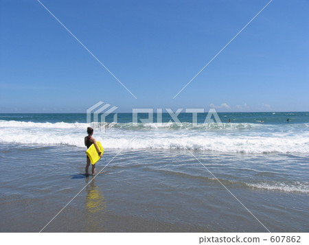 A girl waiting for a wave 607862