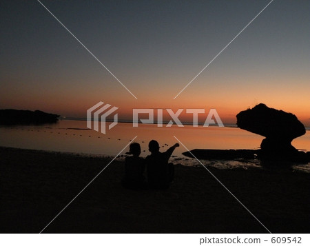 couple, coast, seashore 609542