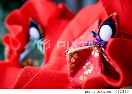 燃燒內部鉚釘和小雞 612330