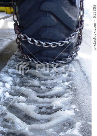 Tire trace of snowplow 613808