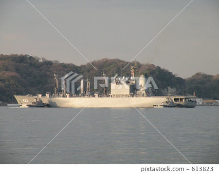 自衛隊運輸船 613823