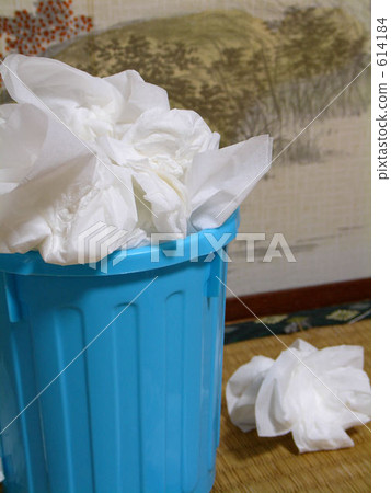 Overflowing trash can Overflowing trash can 614184