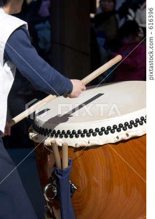 To hit the drum 616396