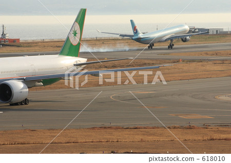 Kansai Airport airliner Kansai Airport airliner 618010