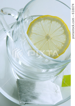 茶杯和茶包和檸檬 618074