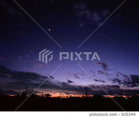 Crescent moon and evening star 620344