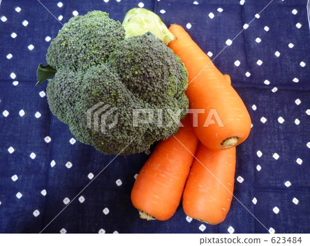 broccoli, a carrot, vegetables 623484