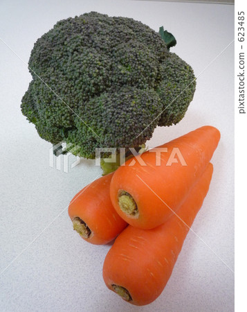 broccoli, a carrot, vegetables 623485
