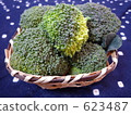 blue background, broccoli, basket 623487