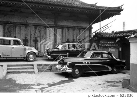 A luxury foreign car parked in the precincts of the temple. 623830