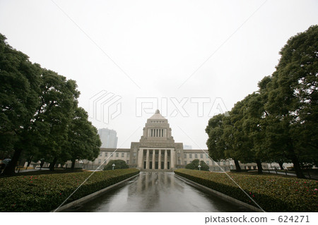 Rainy parliament building 624271
