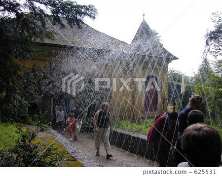 遊客們驚訝於薩爾茨堡郊外海爾布倫宮的突然噴泉 625531