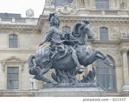 路易十四騎馬形象的盧浮宮博物館庭院 路易十四騎馬形象的盧浮宮博物館庭院 625557