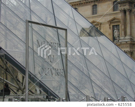 巴黎盧浮宮的銘牌 巴黎盧浮宮的銘牌 625558