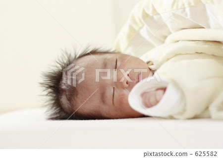 寶寶睡覺的臉（0個月大的生日） 625582