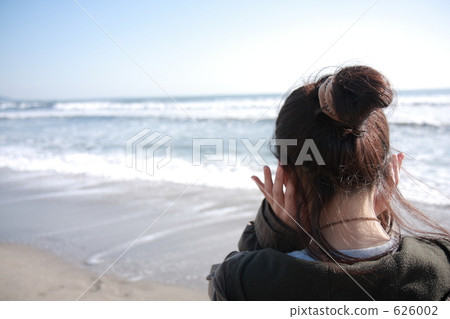 A woman listening to the shade 626002