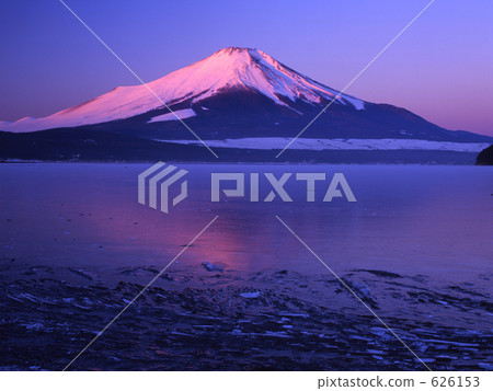 冷凍的山中湖和富士山 626153