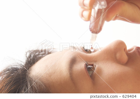 使琥珀色的眼睛有水分 629404