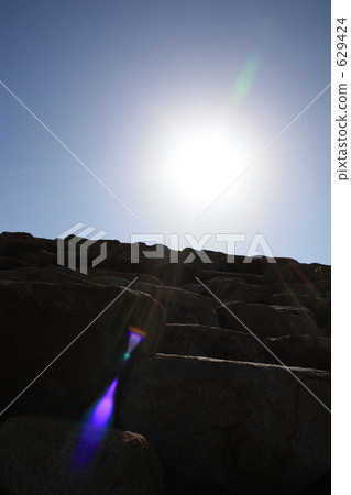 Stone wall and sun Stone wall and sun 629424
