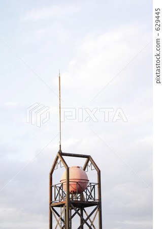 儲水箱和多雲天空 629445