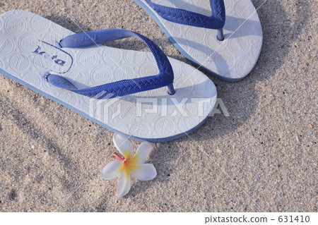 沙灘涼鞋和雞蛋花 631410