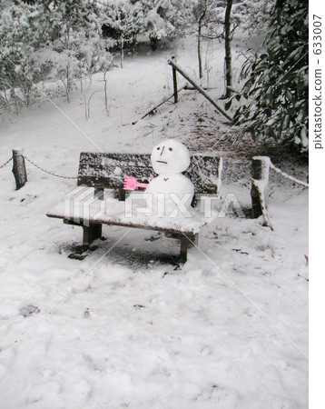 雪人坐在板凳上 633007