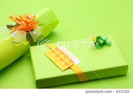 Colorful gift green box gift and bottle package Colorful gift green box gift and bottle package 633102