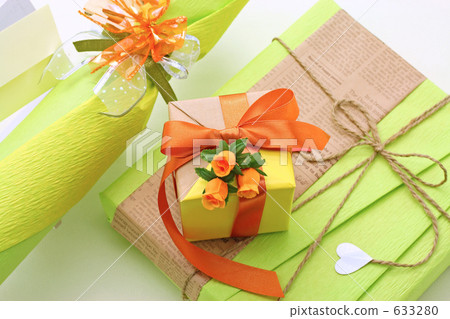 Colorful gift green box gift and bottle package Colorful gift green box gift and bottle package 633280