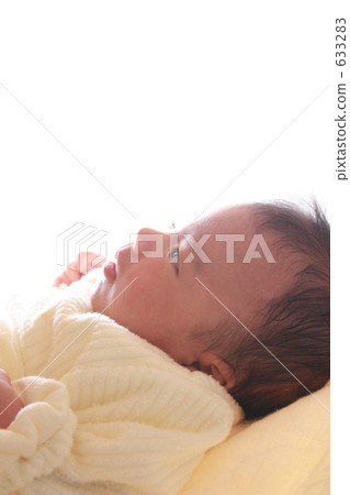 Baby looking up in the light 633283