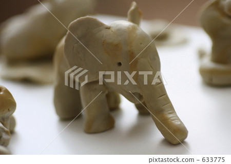 粘土工作，大象。 633775