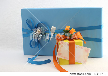 五顏六色的禮物藍色和黃色禮物 634142
