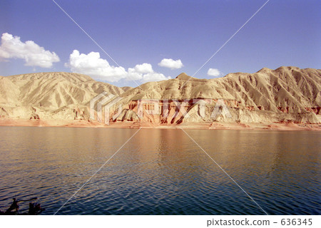 The surface of the Yellow River and cliffs to the Buddhist temple 636345