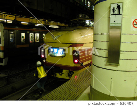 Ueno station at night 636407